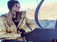 Paris Hilton szusuje w złotej kurtce